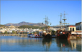 Rethymnon: Blick �ber den venezianischen Hafen und die Stadt auf den Vrissinas (585 m) - Copyright (c) 2008 Holger Nordhoff